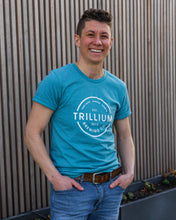 Load image into Gallery viewer, Two models wearing blue lightweight tshirt with Trillium Vintage Circle Logo
